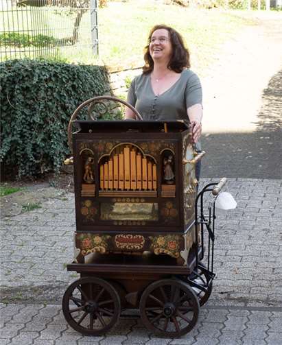 Drehorgelspielerin Annegret Andräß.Foto: Hermann Schaefer