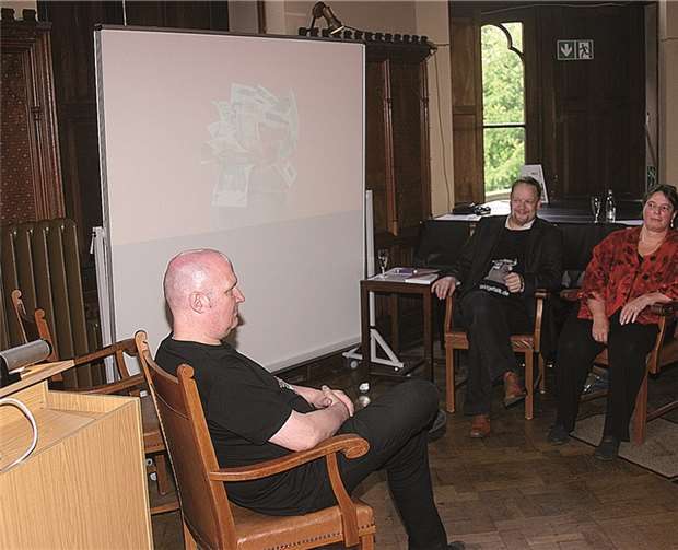 Drei Autoren - ein Buch. Im Sinziger Schloss wurde ihr neues Werk vorgestellt. RÜ