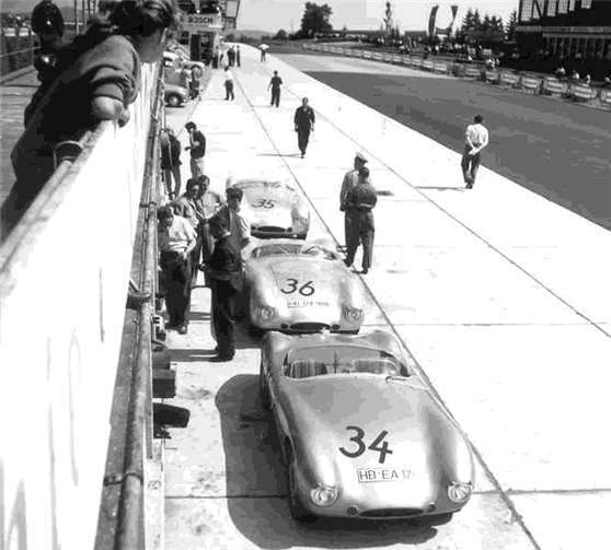 Drei Borgward Rennsportwagen vor den Boxen am Nürburgring. Ein Rennen mit den damals populären 1,5 Liter Rennsportwagen. Foto: Archiv Kunze