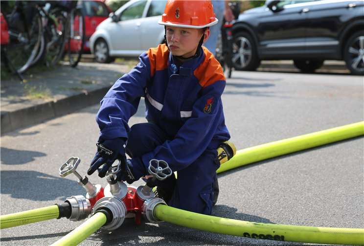 Drei C-Rohre mussten gemäß Vorschrift verlegt werden, kein Problem für diesen jungen Feuerwerhmann.