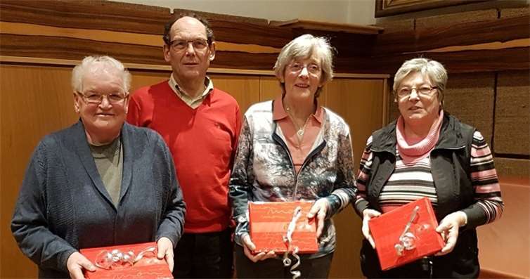 Drei Chormitglieder wurden für ihr eifriges Proben belohnt: Karola Breitbach (3. v.li.), Lises Lanser (li.) und Inge Lohner-Wirtz (re.). privat