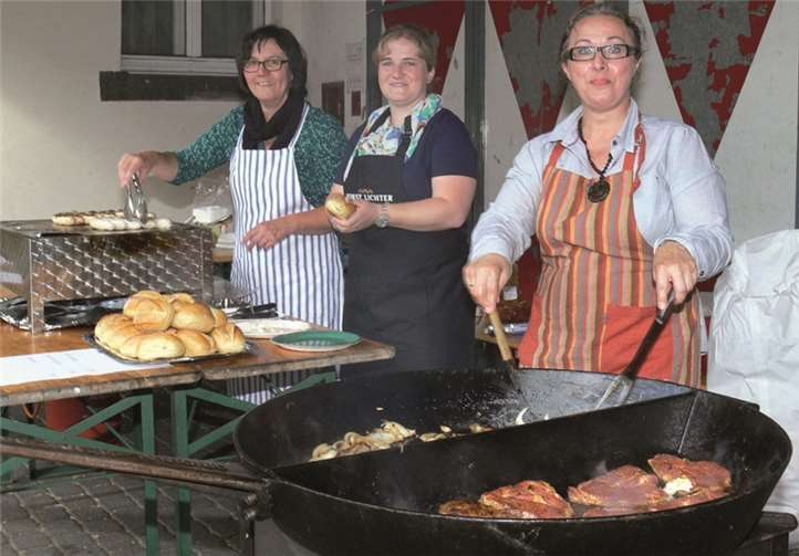 „Drei Damen vom Grill“ sorgten beim Fest mit ihren leckeren Angeboten für die passende Getränkeunterlage. TE