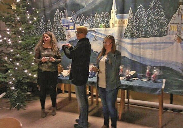 Drei Damen vom Vorstand des Möhnenvereins St. Sebastian machten die Weihnachtstombola. privat