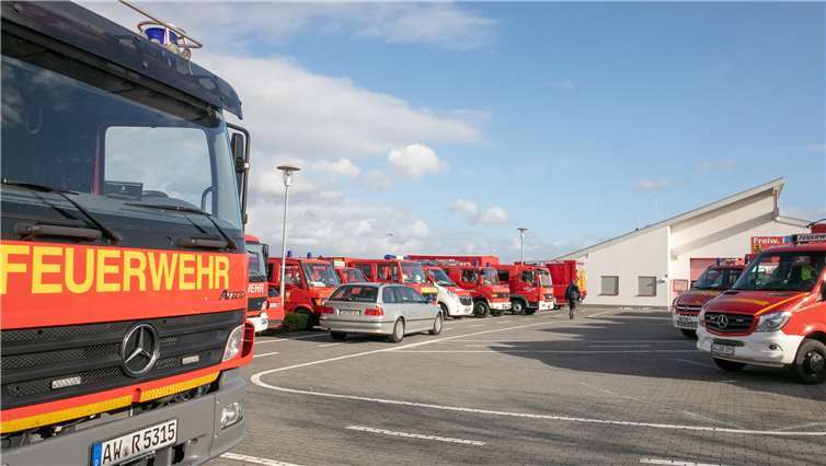 Drei Dutzend Feuerwehrfahrzeuge waren in Einsatz bei der Übung sämtlicher Feuerwehren im Kreis Ahrweiler am Feuerwehrgerätehaus in Gelsdorf.