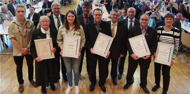 Drei Einzelpersonen und zwei Gruppen wurden beim ersten Jugend- und Sozialempfang des Landkreises Mayen-Koblenz in der Hummerichhalle Plaidt besonders ausgezeichnet. UBU