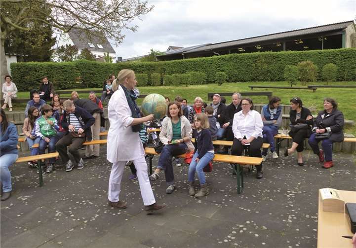 Drei Euro für die ganze Welt – oder wer bietet mehr? Renate Clasen, Lehrerin an der Grundschule Villip