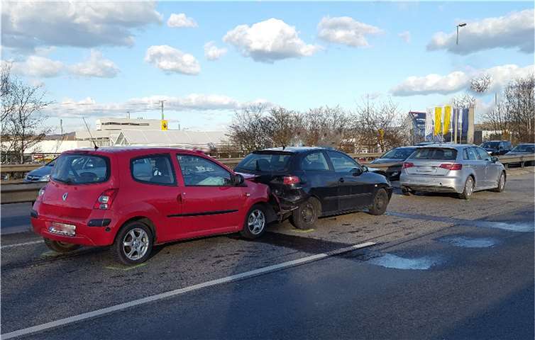 Drei Fahrzeuge waren bei einem Auffahrunfall auf der B9 bei Koblenz beteiligt. Foto: Polizei