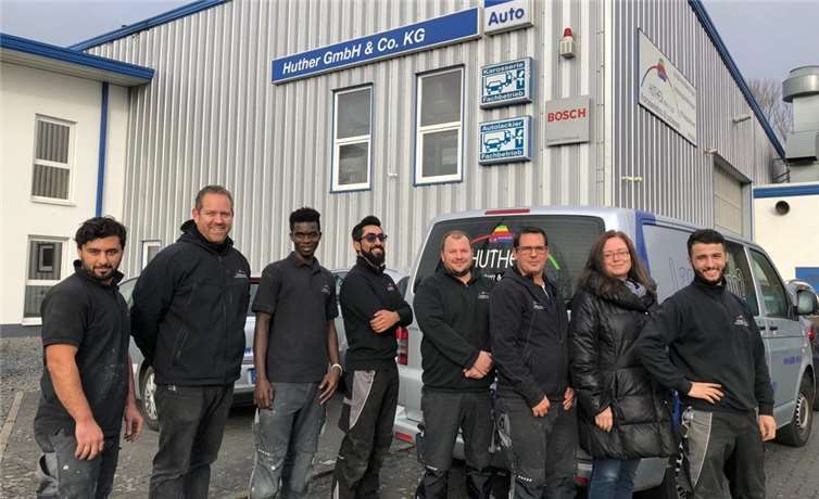 Drei Flüchtlinge können jetzt ihre Ausbildung bei der Huther GmbH & Co. KG in Heimersheim beginnen. Möglich wurde dies nicht zuletzt dank der Unterstützung durch Claudia Wildermann von der Handwerkskammer Koblenz. privat