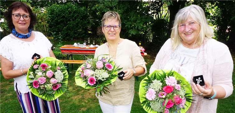 Drei Frauen der ersten Stunde: Petra Wohlleben, Ute Pörtner und Gertrud Bach (von links) präsentieren stolz das Elisabethkreuz. Für ihre 20-jährige ehrenamtliche Tätigkeit im Anziehpunkt Montabaur wurden sie mit dieser höchsten Auszeichnung des CDK-Netzwerkes von Ehrenamtlichen in Caritas und Pfarreien geehrt.