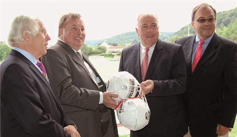 Drei Fußbälle - Geschenk des Landrats zur Einweihungsfeier (v.l.) Sportkreis-Vorsitzender Fritz Langenhorst, Landrat Dr. Jürgen Pföhler, MdL Guido Ernst, Verbandsbürgermeister Bernd Weidenbach. FA