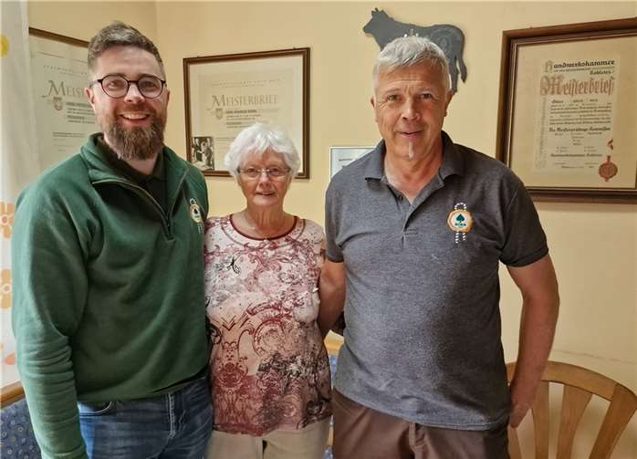 Drei Generationen Landmetzgerei: Philipp, Ursula und Dieter Born (v.l.).  Fotos: AWi
