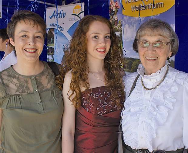 Drei Generationen auf einem Bild: Die neue Kirschblütenkönigin Nadine Baulig mit ihrer Mutter Sandra Baulig sowie der Großmutter Maria Baulig, welcher sie schon in Kindheitsjahren bei der Kirschernte behilflich war.