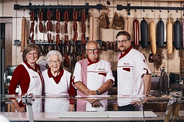 Drei Generationen auf einem Bild (v.l.)) Ulrike Ropertz, Maria Ropertz, Heinz Anton Ropertz und Christoph Ropertz.  Foto: Marco Rothbrust