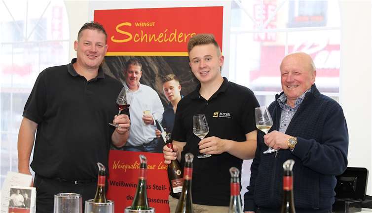 Drei Generationen auf einem Bild.Der Sohn brachte den Vater nach Mayen.