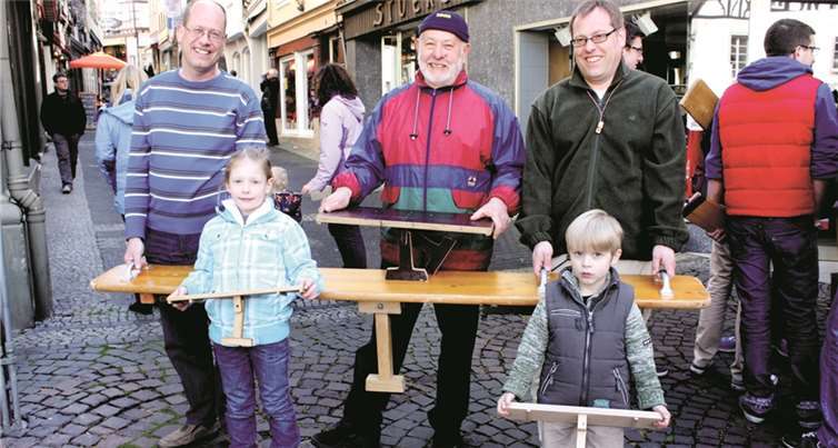 Drei Generationen der Familie Adams sind seit einigen Jahren schon beim Linzer Klapperlauf mit dabei.