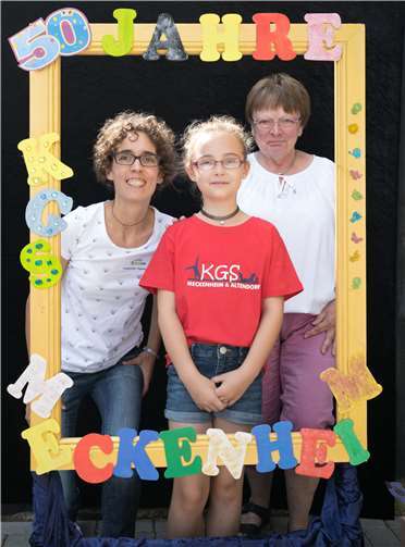 Drei Generationen lernten im Gebäude der KGS in Meckenheim: Christel Hofferer (re.), Andrea Brinkmann (li.) und Magdalena Brinkmann.