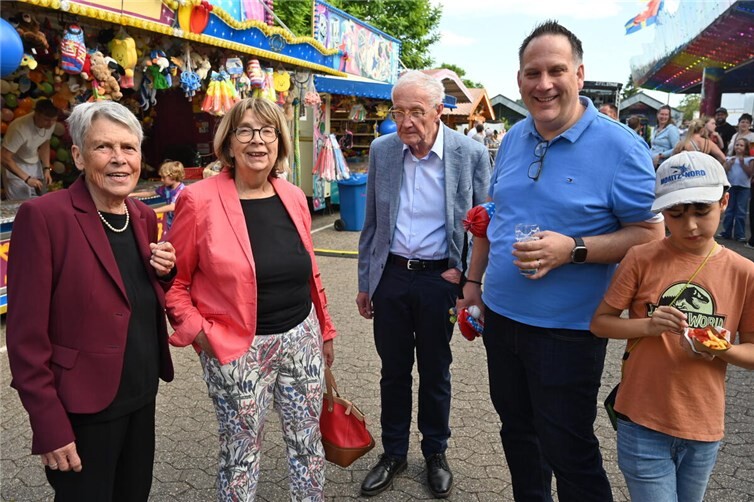 Drei Generationen unter sich: Auf der Kottenheimer Kirmes war so richtig was los. Foto: SK