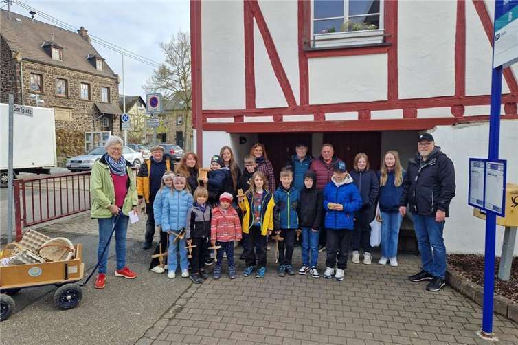 Drei Gruppen aus Kindern und Erwachsenen zogen durch die Straßen von Rüber.  Foto: E.Bender