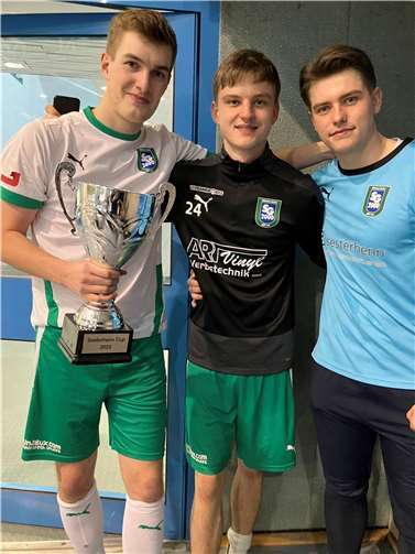 SG 2000 gewinnt gegen TuS Koblenz Drei Hauptdarsteller am Samstag mit dem Pokal: v.l. Niklas Wilmsmann, der als fliegender Torwart ein starkes Turnier spielte; Paul Platzek, überragender Akteur für seine Farben; Torwart Tim Teschner, der im Finale den entscheidenden 9-Meter gehalten hatte.
