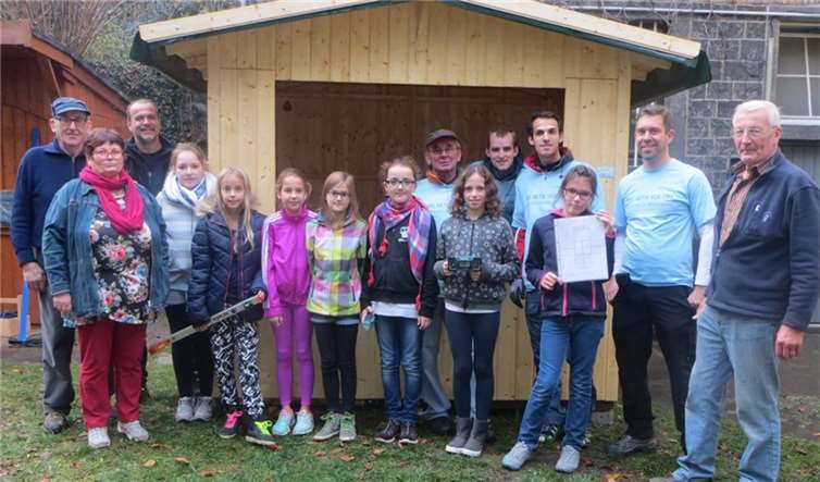Drei Herren der Seniorenwerkstatt, Hiltrud Surges, einige Mädchen der Kamäju sowie einige Kamäju-Leiter vor der neuen Kröbbelche-Hütte im Pfarrgarten.Privat