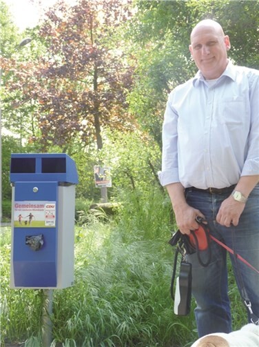 Drei Hundekot-Sammelstationen stehen nun im Rodderfeld.privat