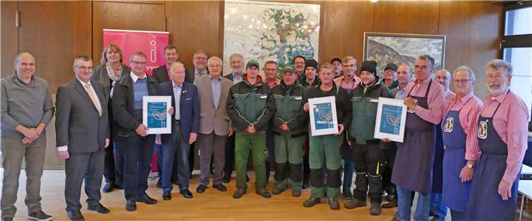 Drei Initiativen aus den Ortsgemeinden Kobern-Gondorf, Lehmen und Löf freuten sich gemeinsam mit Verbandsbürgermeister Bruno Seibeld und Vertretern der Ortsgemeinden über den Klimaschutzpreis, den Landrat Dr. Alexander Saftig (vordere Reihe 2. v. l. ) gemeinsam mit Kommunalbetreuer Michael Dötsch von innogy (hintere Reihe: 2. v. l.) überreichte.privat