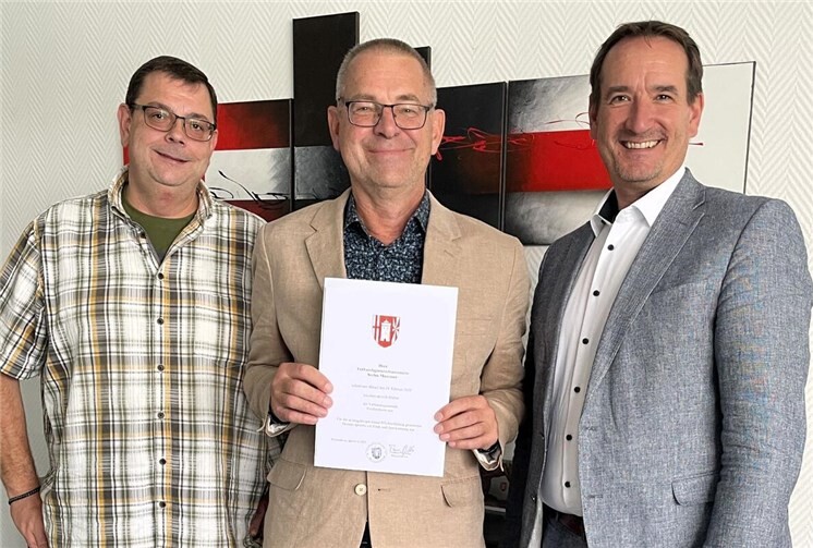 Stefan Maxeiner tritt in den Ruhestand Drei Jahrzehnte Engagement: Würdigung für Kassenleiter Maxeiner. Foto: VG Weißenthurm / Katharina Demleitner