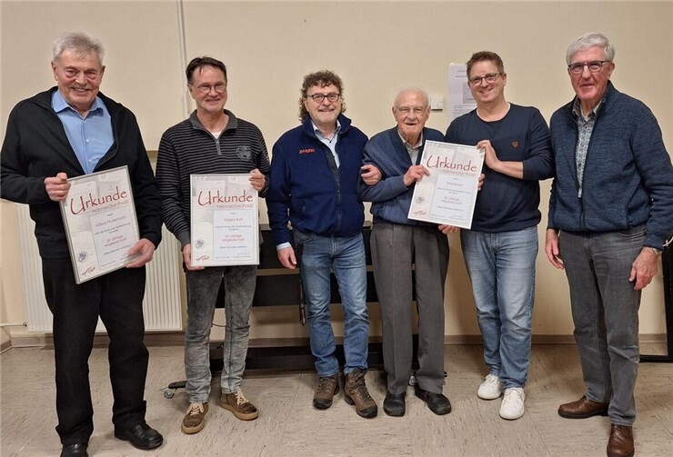 Drei Jubilare (mit Urkunden).Fotos: privat