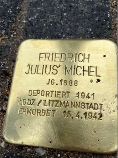 Drei Jugendliche und ein Senior haben gemeinsam recherchiert, Bücher gewälzt, ihre Nasen in alte Dokumente gesteckt und so das Leben und Wirken des einstigen Vereinsvorsitzenden Friedrich Michel beleuchtet. Mit einem blank polierten Stolperstein auf dem Sportplatz erinnern sie daran.
