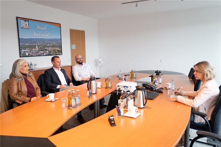 Drei Kandidaten besuchten Susanne Tack (r) zum Redaktionsgespräch in Sinzig (v.l.): Rita Schäfer (Freie Bürgerliste, FBL), Björn Ingendahl (parteilos) und Matteo Pedicillo (AfD).