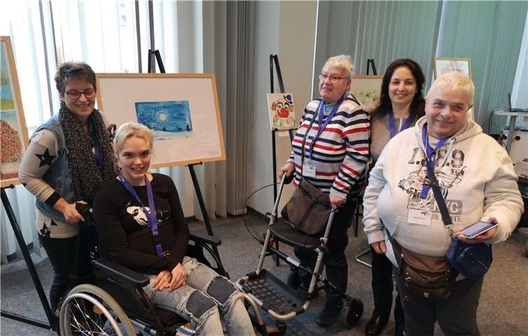 Drei Künstler aus der Rhein-Mosel Werkstatt nahmen an der Vorstellung des neuen Kalenders teil. Foto: privat