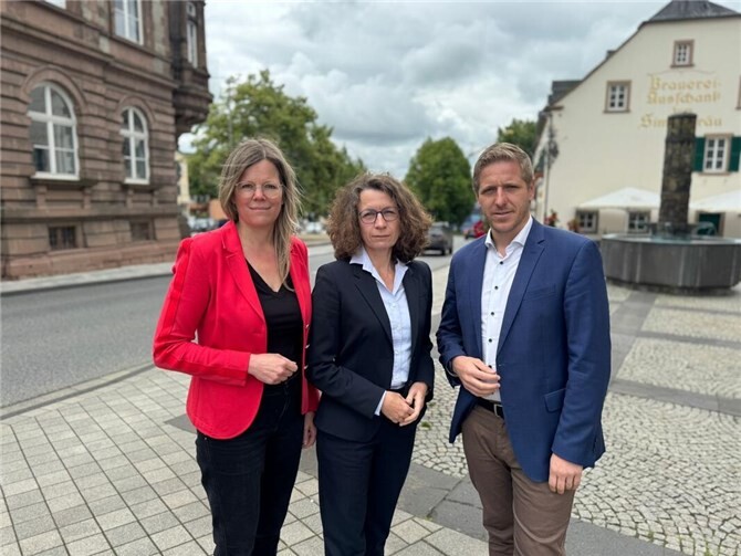 Drei Landräte – ein Ziel: Hochwasserschutz muss über Grenzenhinweg gedacht werden. Dies fordern (v.l.) Julia Gieseking, CorneliaWeigand und Markus Ramers in einem gemeinsamen Schreiben anBundeskanzler Friedrich Merz. Foto: Kreis Euskirchen