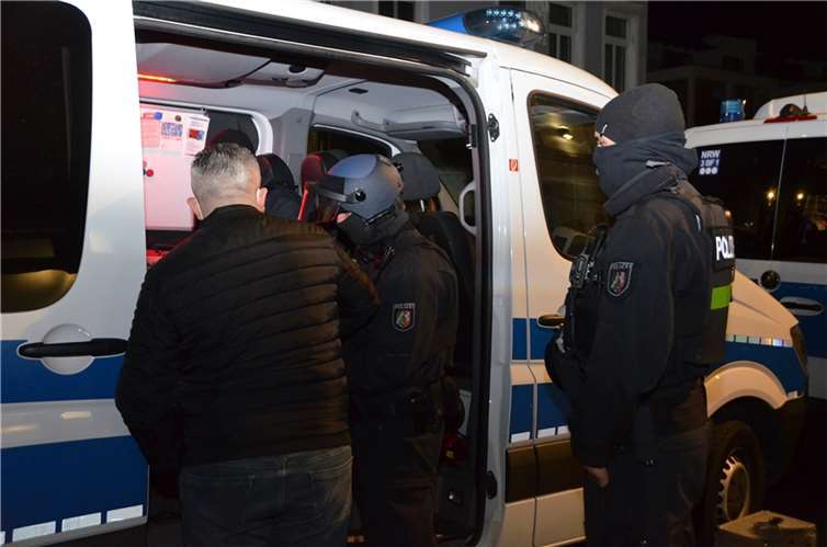 Rhein-Sieg-Kreis: Razzia gegen illegales Glücksspiel Drei Männer wurden durch die Polizei vorläufig festgenommen.