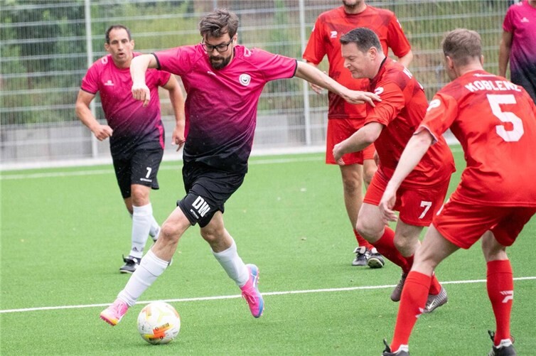 Drei Mannschaften kamen zu einem Benefizfußballturnier auf den Platz vor dem Stadion Oberwerth zusammen. Foto: SCH