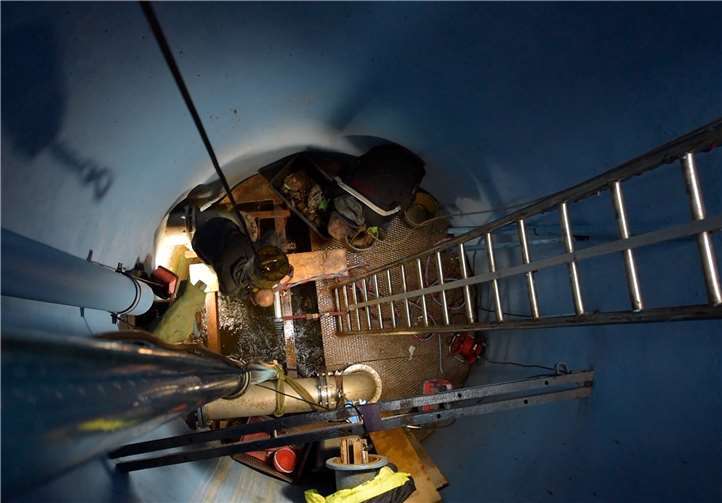 Drei Meter breit und 16 Meter tief ist der Brunnenschacht in der Hafenstraße. Mithilfe von Tauchern wurde der Brunnen saniert, sodass nun aus größerer Tiefe Wasser ins Netz gepumpt werden kann.Foto: swn