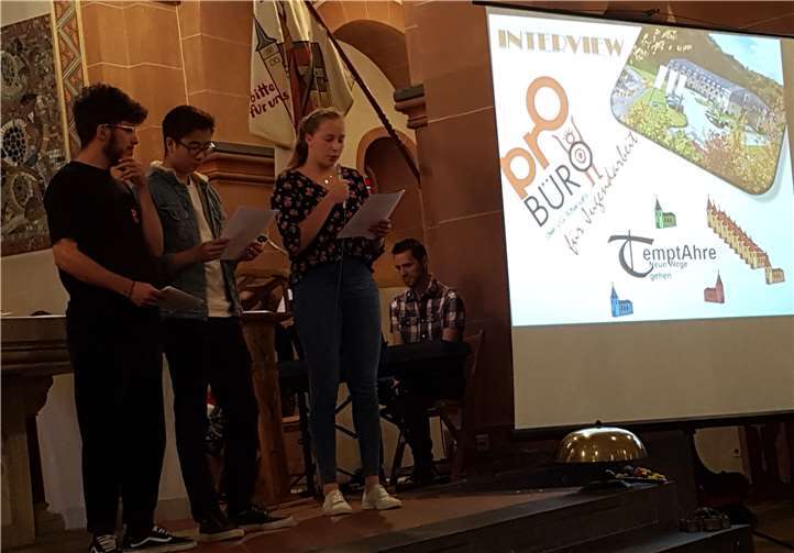 Drei Mitarbeiter des Jugendbüros gestalten den Gottesdienst mit.privat