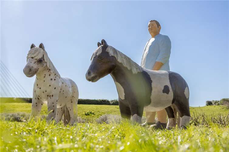 Neuwied verabschiedet sich von den Alltagsmenschen  Drei Monate lang bevölkerten die Alltagsmenschen die Neuwieder Innenstadt. Klarer Favorit bei den Kindern: die beiden Ponys in den Goethe-Anlagen.Foto: Martin Christ