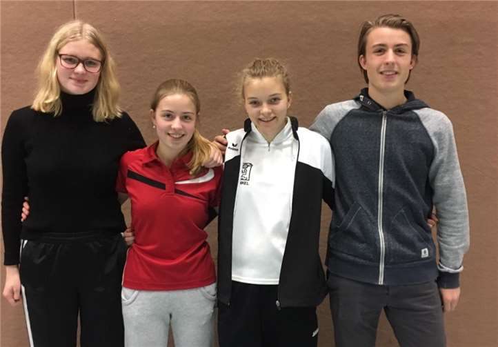 Drei Nachwuchsspieler des SV Unkel dürfen sich bereits über die bestandenen Prüfungen zum C-Trainer freuen: (v.re.) Kilian Wolf, Charlotte Bauch, Nadine Wolf. Nina Kamphowe (li.) ist bereits Trainer-Assistentin, ihr fehlt nur noch die praktische Prüfung.Privat