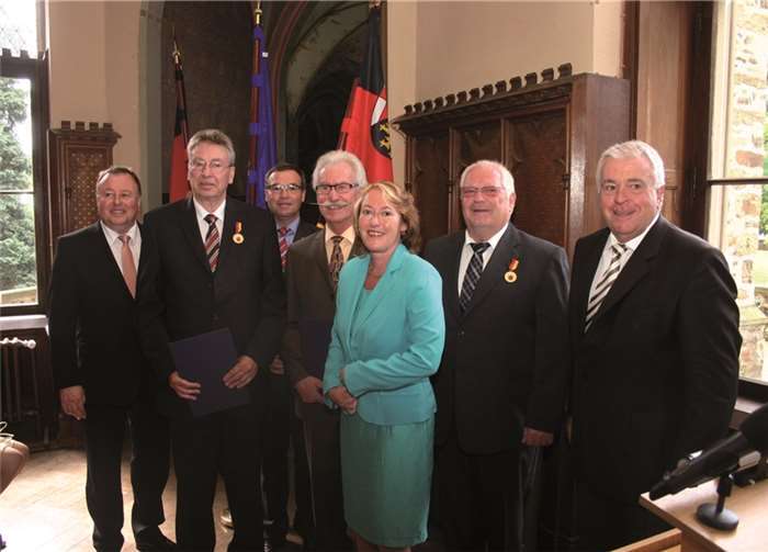 Drei Persönlichkeiten des Kreises wurden im Sinziger Schloss ausgezeichnet. RÜ