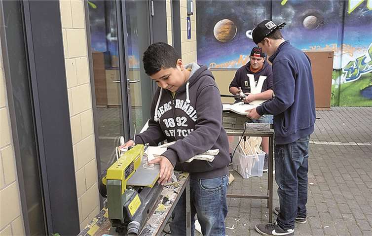 Drei Praktikanten bei der Projektvorbereitung für die Kinderrechte.privat