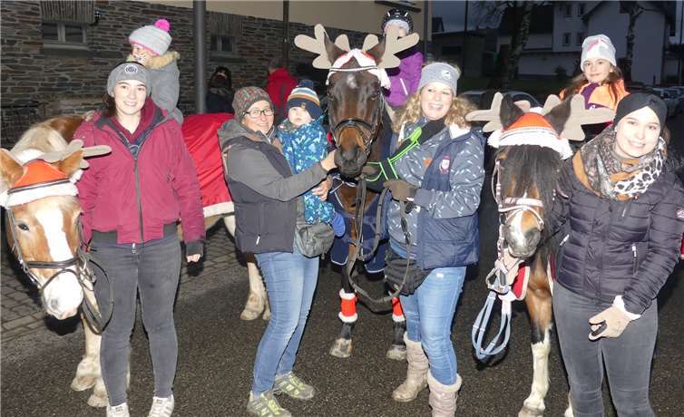 Drei Rentiere aus der Eifel luden die mutigen Kids auf eine Reitrunde durch den Ort ein.