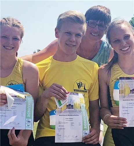 Drei Rheinlandmeister mit Trainerin (vorne vl: Marie Böckmann, Artem Krämer, Vivien Ließfeld, hinten: Trainerin Anke Jüssen). Fotos: privat