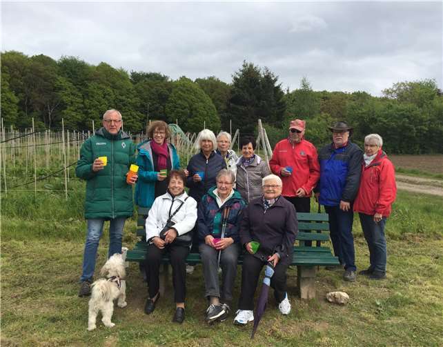 Drei Ruhebänke wurden in jüngster Zeit rund um Oedingen aufgestellt. Die Bank im östlichen Teil des Ortes steuerten nun die Mitglieder der Spaziergangsgruppe gemeinsam mit Mechthild Haase von der Caritas an. Foto: privat