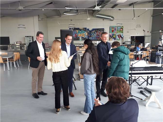 Drei Schüler/innen durften gemeinsam die Auszeichnung bei der Preisverleihung in Bad Neuenahr-Ahrweiler entgegennehmen.  Fotos:: GiK Höhr-Grenzhausen