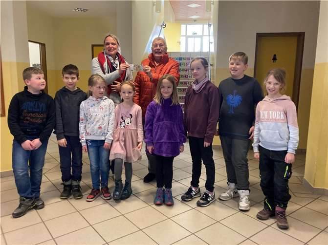 Drei Spenden nach erfolgreicher Waffelaktion: Schüler zeigen Solidarität. Quelle: Grundschule Wershofen