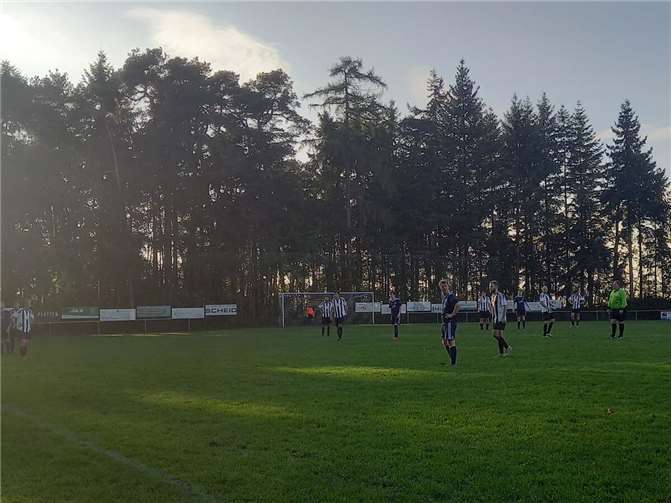 Drei Spiele in sechs Tagen, aber nur ein Punkt. Die SG Urmersbach (hier gegen die SG Landkern) hat zurzeit auch aufgrund personeller Engpässe schwer zu kämpfen. Foto: SG Urmersbach