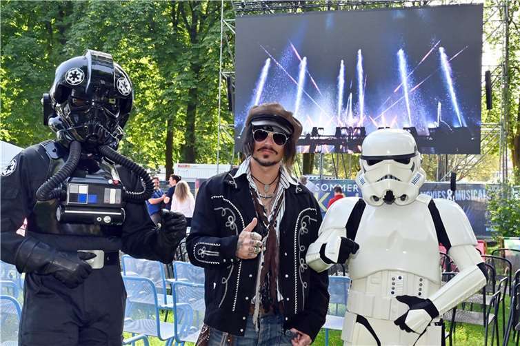 Drei „Star-Gäste“ waren auch mit dabei: Ein Pilot und ein Storm Trooper der Sternenkrieg-Saga sowie Johnny Depp, alle drei Double ihrer berühmten Vorbilder.  Foto: ©Hans-Jürgen Vollrath