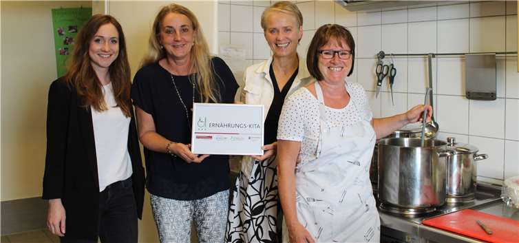 Drei Sterne für die Küche in der Kita Himmelfeld. Auf diese Auszeichnung sind sie alle stolz: (v.l.) die beiden Kita-Leiterinnen Katharina Lörsch und Andrea Fuß, Stadtbürgermeisterin Gabi Wieland und Küchen-Chefin Beate Eberth. Privat