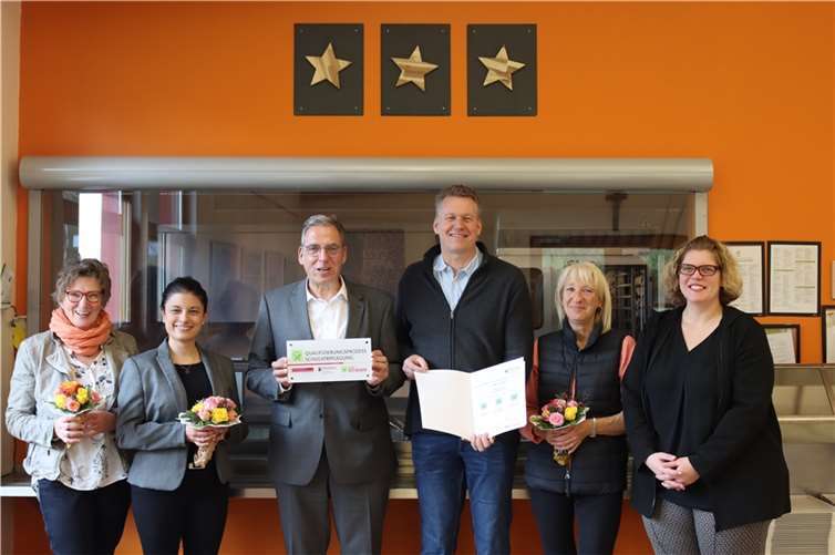 Drei Sterne für die Mensa an der Waldschule in Montabaur-Horressen. Darüber freuen sich (v.l.) Bärbel Euler vom DLR, Isbella Reichert von der Schulverwaltung der VG, der Erste Beigeordnete Andree Stein, Schulleiter Stefan Gleis sowie Inge Neurohr und Nina Gippert-Stein von ander-Catering. Foto: VG Montabaur / Christina Weiß