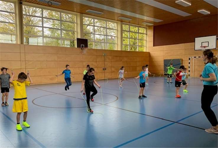 Drei Stunden lang war die Schulklasse mit dem Springseil in Bewegung. Fotos: privat